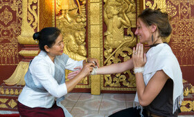 ceremonie baci femmes porte temple or sourire mains