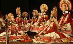 Spectacle Kathakali costumes couleurs rouge