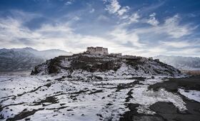 ladakh montagne neige nuages ciel bleu rochers batiment