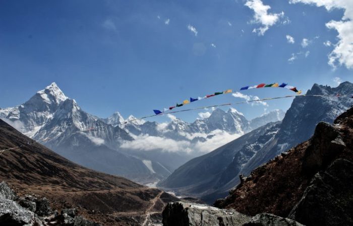 Montagnes Himalaya Népal Tibet drapeaux prières
