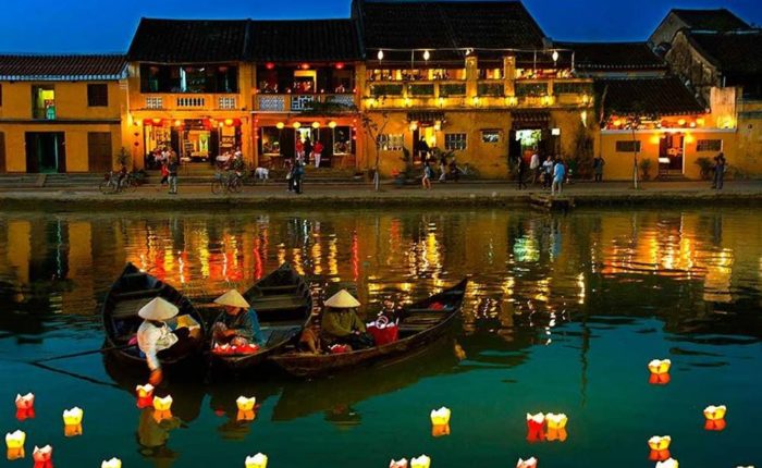 lanternes eau vietnam nuit