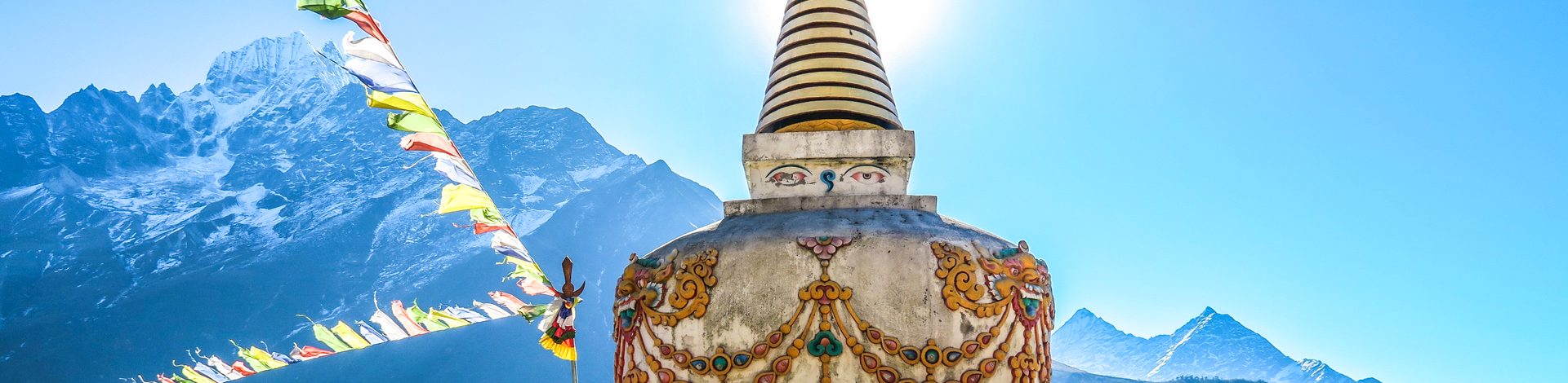 Stupa drapeaux prières Népal montagnes