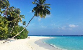 Adaaran Maldives eau turquoise plage sable fin