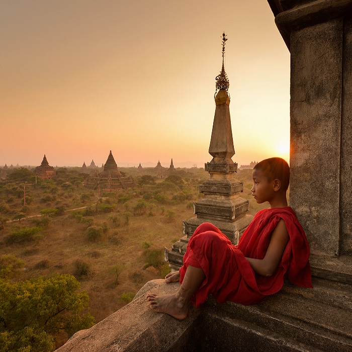 voyage asie tourisme birmanie myanmar bagan moine monumrents coucher soleil