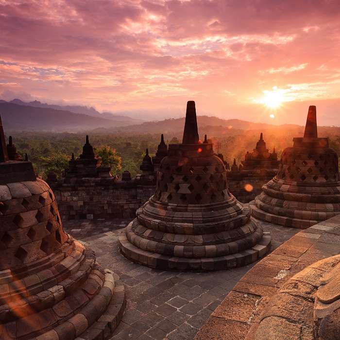 voyage asie tourisme indonesie borobudur coucher soleil monuments merveille architecture