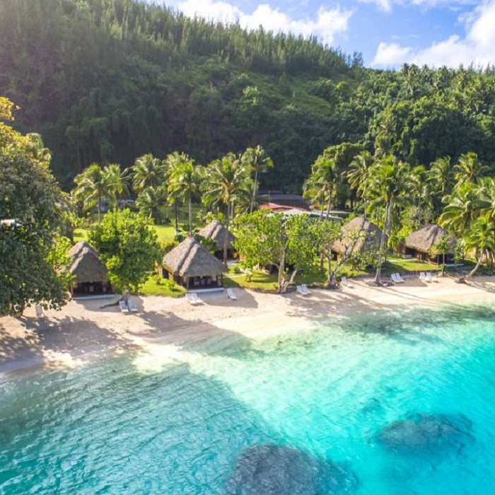 voyage tahiti plage palmiers eau turquoise foret maisons tourisme