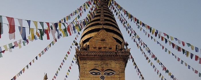 voyage tourisme nepal stupa katmandou culture drapeau randonnee