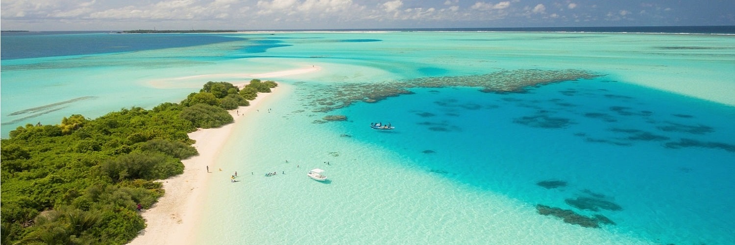 voyage tourisme maldives mer eau turquoise plage foret vegetation bateau